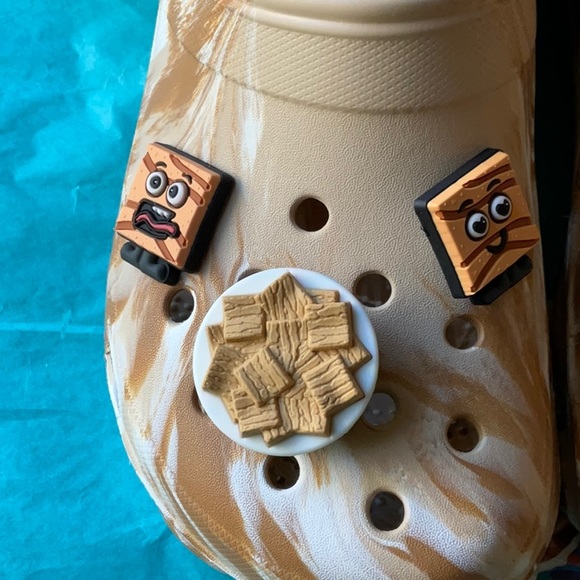 š„£ CROCS x CINNAMON TOAST CRUNCHš„£ NWT š„£ - Picture 11 of 16